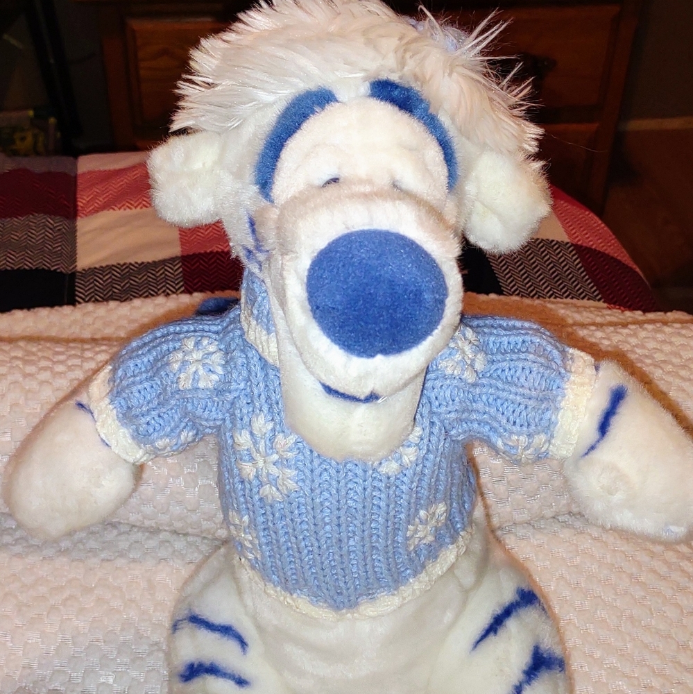 Disney Store Exclusive Winnie The Pooh Winter Sweater White Tigger Plush LOGO